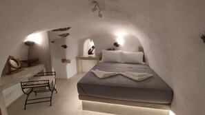 1 habitación, escritorio, tabla de planchar con plancha y cuna de viaje 