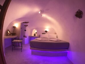 1 bedroom, desk, iron/ironing board, travel cot - The Commander's Cave (Emporio)