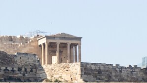 Una estructura antiga de pedra amb columnes, probablement un edifici històric.