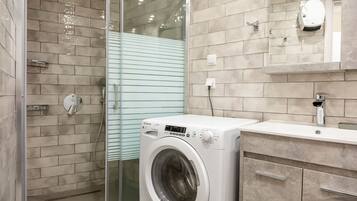 Shower, hair dryer, towels