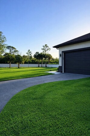 Property grounds - Gated Acreage Retreat / Lanai & Outdoor Kitchen (Naples)