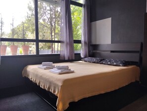 2 bedrooms, iron/ironing board, travel cot, free WiFi - Mona Lisa Guest House (Volos)