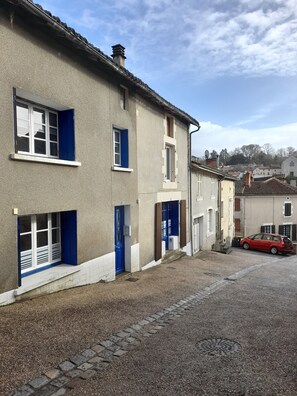 Exterior - Lovely 3-bedroom house in Le Vigeant perfect for relaxing stays (LE VIGEANT)