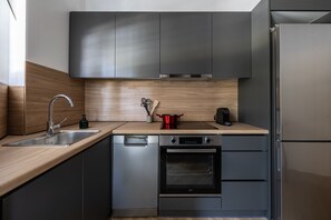 Kylskåp, diskmaskin, kaffe- och tebryggare och grytor/köksredskap