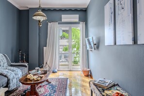 TV, DVD player, stereo, offices - Cozy in Athens Koukaki, walk the city! (Athina)