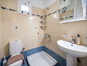 Shower, hair dryer, towels - Casa Vardani  2 Modern Central Apartment (Lefkada)