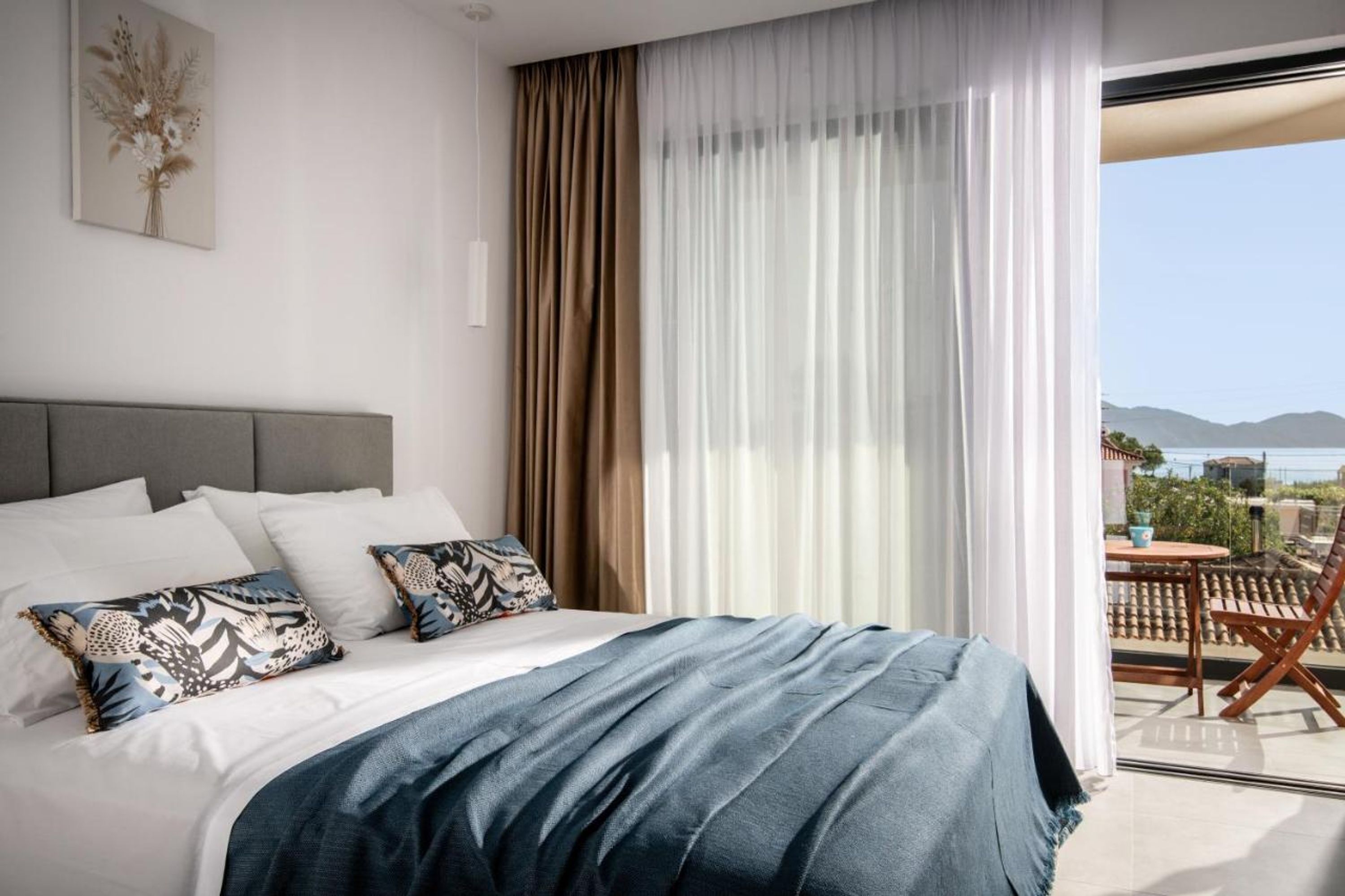 Une chambre à coucher avec un lit, des oreillers et une vue sur l’extérieur.