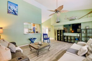 TV - Sunny Dunnellon Home w Pool, Lanai & Grill! (Dunnellon)