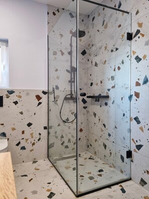 Dusche, Haartrockner, Handtücher