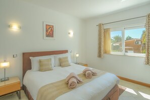 2 bedrooms, iron/ironing board, travel cot, bed sheets - Monte Amendoa Apt in Lagos (Lagos)