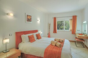 2 Schlafzimmer, Bügeleisen/Bügelbrett, Reisekinderbett, Bettwäsche