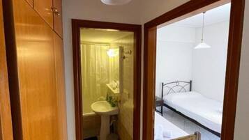 1 chambre, bureau, fer et planche à repasser, Wi-Fi gratuit