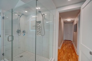 Shower, bidet, towels, soap - World Cup Basecamp | 4BR Walk to Downtown Waldo (Kansas City)