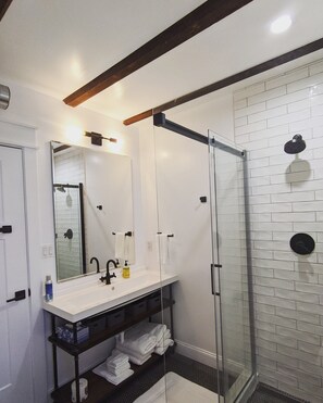 Design Apartment, Patio, Garden View | Bathroom shower - Historic Horse Barn Apartment in Goshen (Goshen)