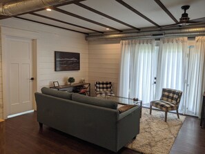 Design Apartment, Patio, Garden View | Living room | 55-inch Smart TV with digital channels, Netflix, Hulu - Historic Horse Barn Apartment in Goshen (Goshen)