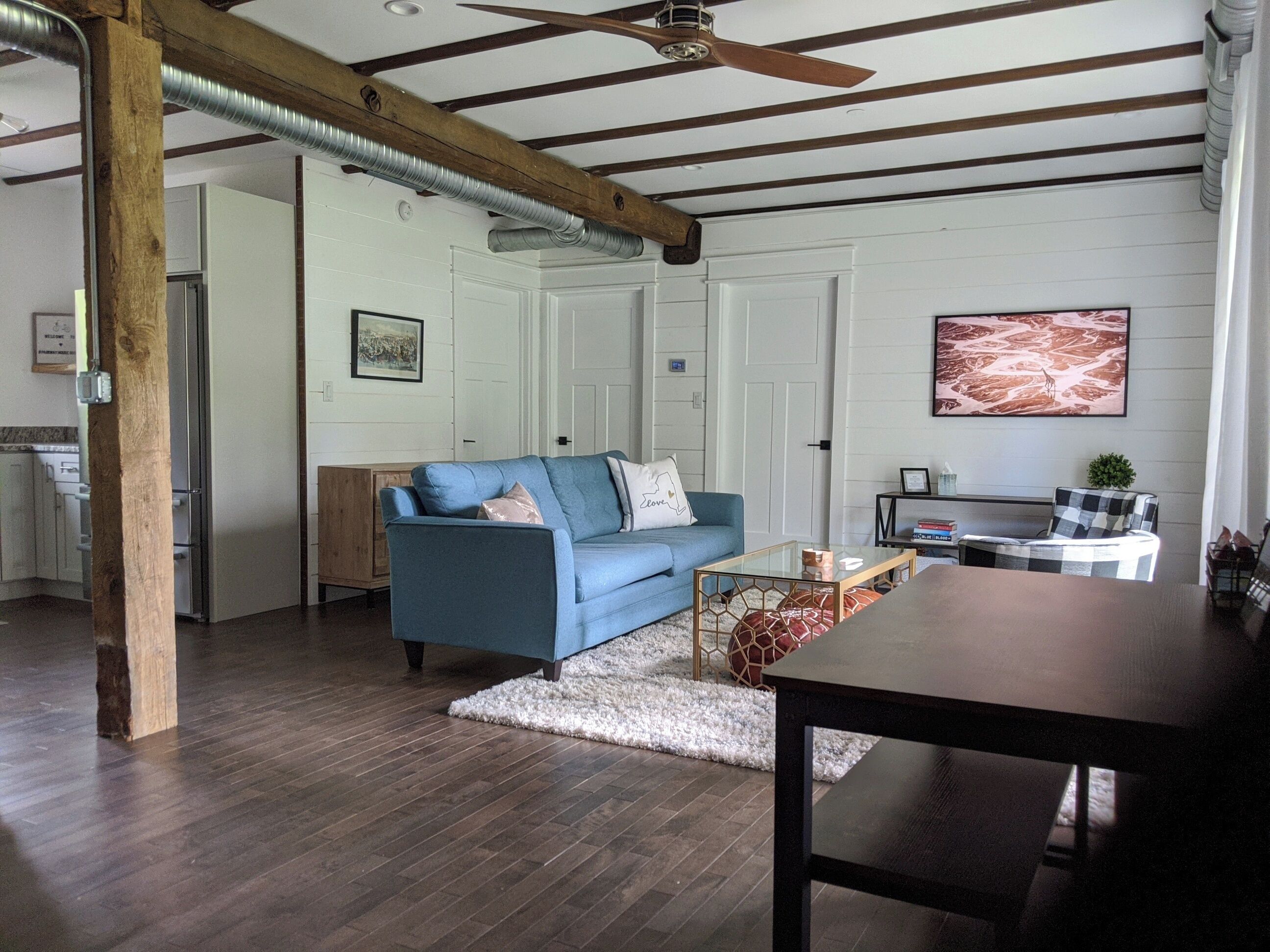 Design-Apartment, Terrasse, Gartenblick | Wohnzimmer | 55-Zoll-Smart-TV mit Digitalempfang, Netflix, Hulu