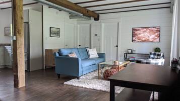 Design-Apartment, Terrasse, Gartenblick | Wohnzimmer | 55-Zoll-Smart-TV mit Digitalempfang, Netflix, Hulu