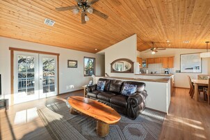 Basic Cabin | Living area