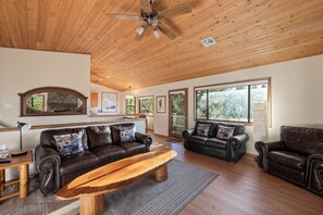 Basic Cabin | Living area - Beau Bear (Big Bear City)