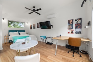 1 habitación, escritorio, tabla de planchar con plancha y cuna de viaje