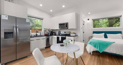Irie Vibes Tiny Home Queen EV Charger Downtown