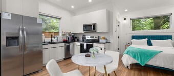 Irie Vibes Tiny Home Queen EV Charger Downtown