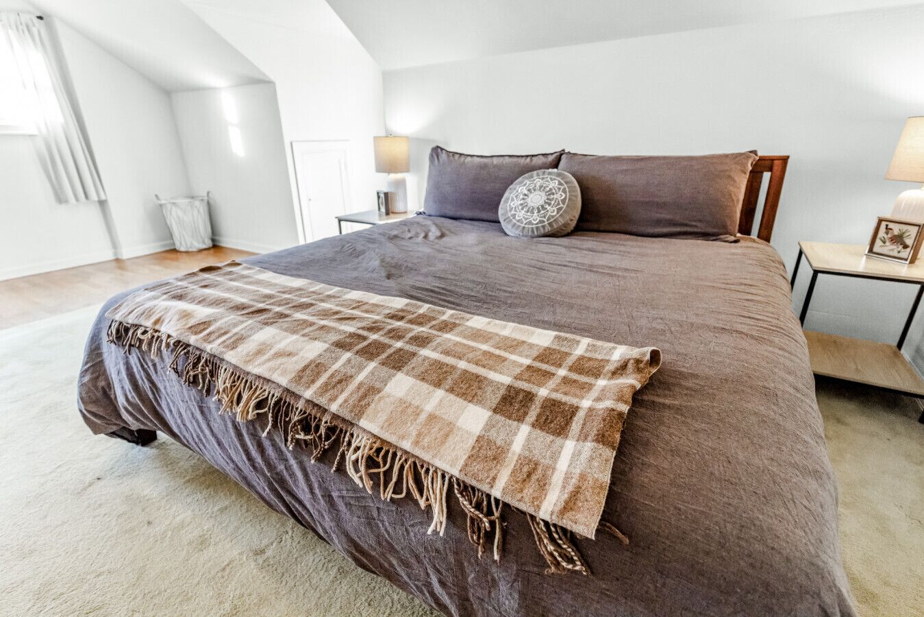 Työpöytä, silitysrauta/-lauta, vauvan matkasänky, Wi-Fi