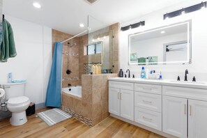 Regadera, toallas, jabón, papel de baño 