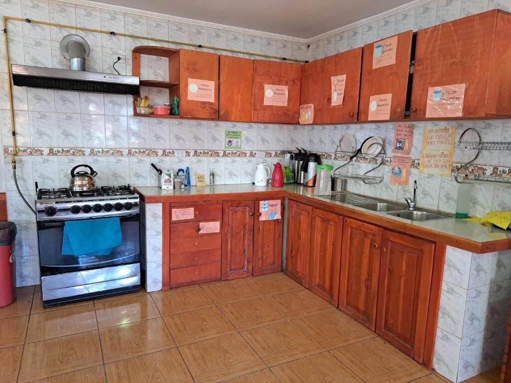 Tủ lạnh, lò vi sóng, bếp nấu, dụng cụ nấu nướng/bát dĩa/dao nĩa 