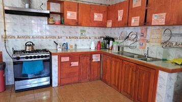 Tủ lạnh, lò vi sóng, bếp nấu, dụng cụ nấu nướng/bát dĩa/dao nĩa