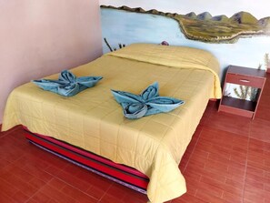 Bureau, espace de travail pour ordinateur portable, Wi-Fi gratuit