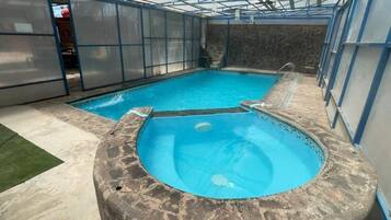 2 hồ bơi trong nhà