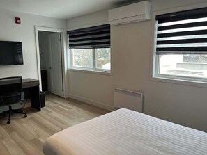 1 bedroom, desk, WiFi - Studio avec Vue Cour- 203 (Rivière-du-Loup)