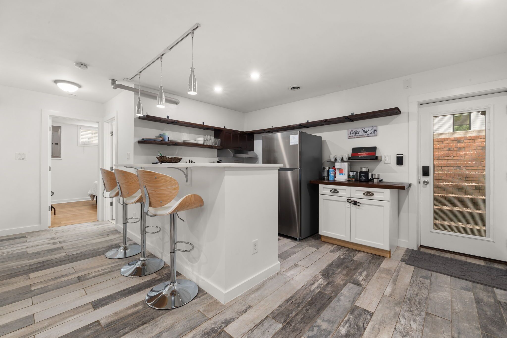 Geladeira, micro-ondas, cooktop, lava-louças