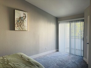 Fer et planche à repasser, accès Internet, draps fournis