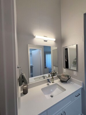 Douche, serviettes fournies, savon, papier toilette