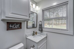 Bathroom - Hidden gem in the heart of Jackson! (Jackson)