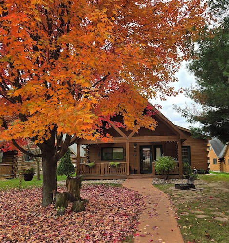 Your cozy basecamp for trails, lakes, and waterpark fun!