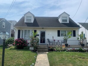 Exterior - 2 Blocks to the Beach and Bay Sleeps 4-5 – Perfect Brigantine Family Getaway (Brigantine)