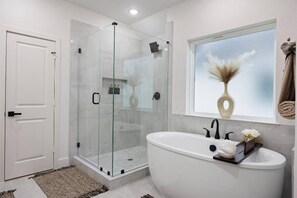 Shower, hair dryer, towels, soap - The Corinthian Retreat near NRG/Medical Center. Pets & long term stays welcome! (Houston)