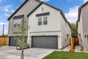 Exterior - The Corinthian Retreat near NRG/Medical Center. Pets & long term stays welcome! (Houston)