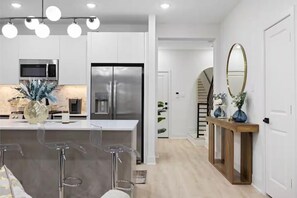 Fridge, microwave, oven, stovetop - The Corinthian Retreat near NRG/Medical Center. Pets & long term stays welcome! (Houston)