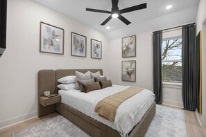 2 bedrooms, desk, iron/ironing board, travel cot - The Corinthian Retreat near NRG/Medical Center. Pets & long term stays welcome! (Houston)