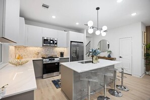 Fridge, microwave, oven, stovetop - The Corinthian Retreat near NRG/Medical Center. Pets & long term stays welcome! (Houston)