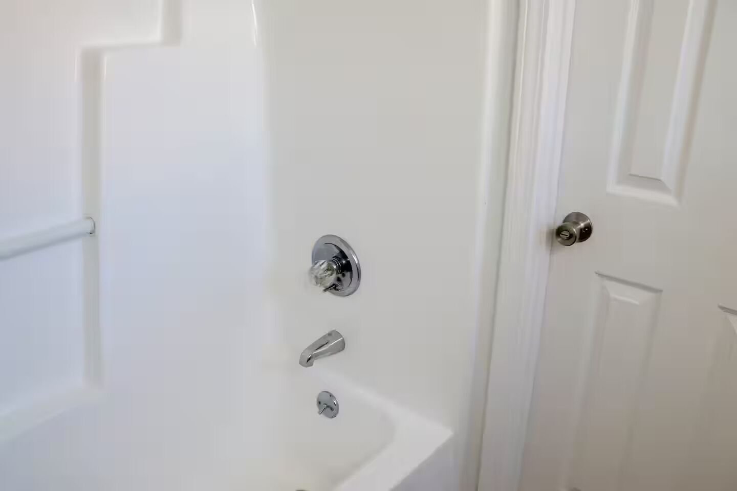 Een douche, een haardroger, handdoeken, zeep