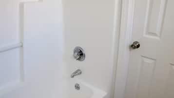 Een douche, een haardroger, handdoeken, zeep