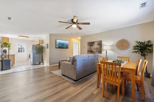 Cul de sac 3bed/2bath, in unit laundry, pet friendly, off street parking