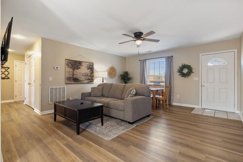 Cul de sac 3bed/2bath, in unit laundry, pet friendly, off street parking