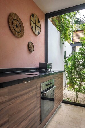 Kjøleskap, mikrobølgeovn, ovn og kokeplater