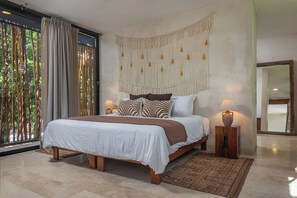 Een strijkplank/strijkijzer, reisbedje, gratis wifi, beddengoed